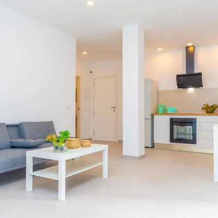 Apartment Hugo 1 *